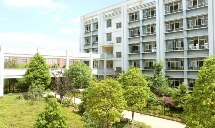 曲靖职业技术学院校园实景