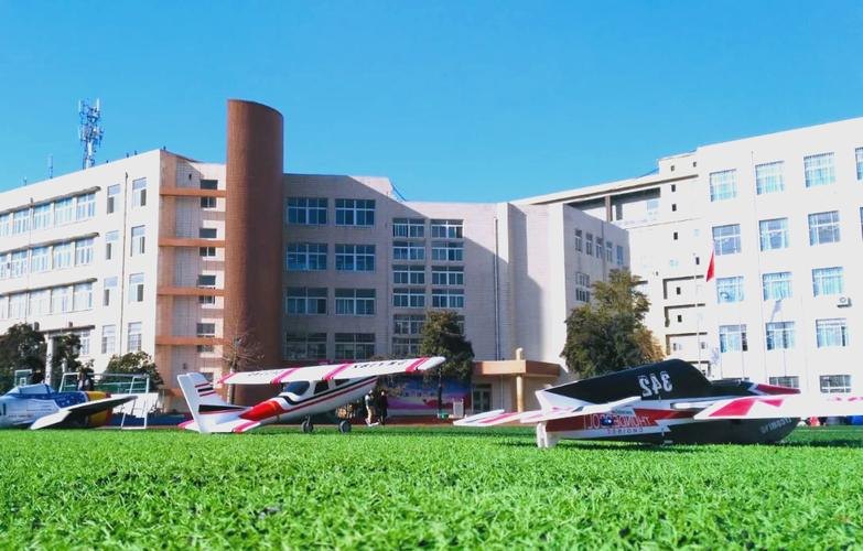 新乡市职业教育中心校园实景