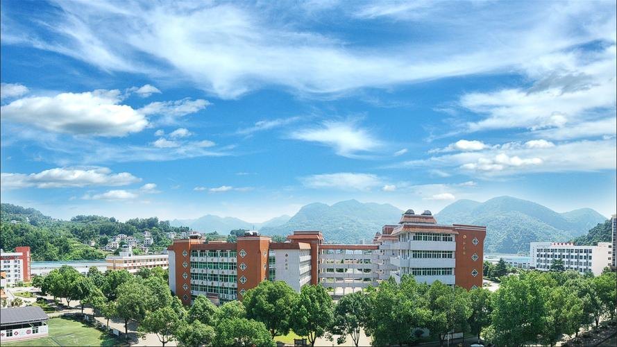 长阳土家族自治县职业教育中心校园实景